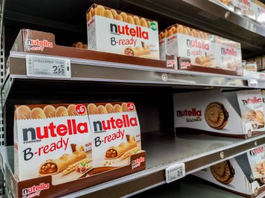 Puilboreau, Fransa - 14 Ekim 2020: Nutella B-hazır çikolatalar süpermarket raflarında nox. Nutella bir çikolata fındıklı çikolatanın markası..