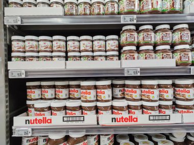 Puilboreau, Fransa - 14 Ekim 2020: Fındık kremalı Nutella kavanozları ve Fransız süpermaket raf markası.