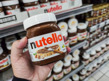 Nutella kavanozları fındık kreması. Nutella, Ferrero tarafından İtalya 'da üretilen bir markadır.