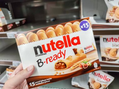 Puilboreau, Fransa - 14 Ekim 2020: Nutella B-hazır çikolatalar süpermarket raflarında nox. Nutella bir çikolata fındıklı çikolatanın markası..