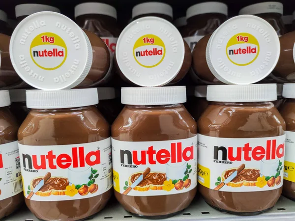 Puilbourse フランス 2020年10月14日 フランスのスーパーマーケットの棚でヘーゼルナッツクリームのヌテッラ瓶に焦点を当てます ヌテッラ Nutella フェレロ社がイタリアで製造した製品ブランド — ストック写真