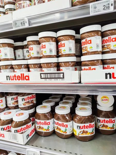 Puilbourse フランス 2020年10月14日 フランスのスーパーマーケットの棚でヘーゼルナッツクリームのヌテッラ瓶に焦点を当てます ヌテッラ Nutella フェレロ社がイタリアで製造した製品ブランド — ストック写真