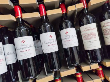 Builboreau, Fransa - 14 Ekim 2020: Pomerol ve Saint-Emilion Şişe, Gizli Büyüme Şişeleri Fransız şarapları süpermarket raflarında satılmak üzere sergilenmektedir