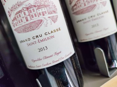 Builboreau, Fransa - 14 Ekim 2020: Saint-Emilion Şişe Sırası, Gizli Büyüme Şişeleri Fransız şarapları süpermarket raflarında satılmak üzere sergilenmektedir