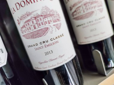Builboreau, Fransa - 14 Ekim 2020: Saint-Emilion Şişe Sırası, Gizli Büyüme Şişeleri Fransız şarapları süpermarket raflarında satılmak üzere sergilenmektedir