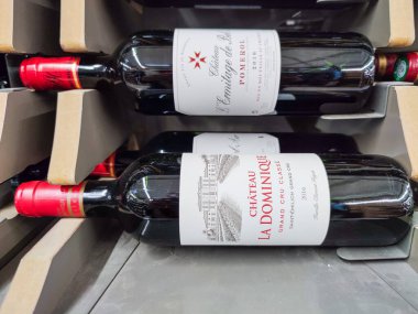Builboreau, Fransa - 14 Ekim 2020: Man 'in Kapanışı Saint-Emilion Sınıflandırılmış Büyüme Şişesi, süpermarkette harika bir Fransız Bordeaux şarabı satın alıyor