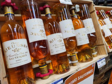 Cerrahlar, Fransa - 17 Ekim 2020: Sauternes Şişe Sırası, Fransız tatlı şarap sergisi süpermarket raflarında satılıyor