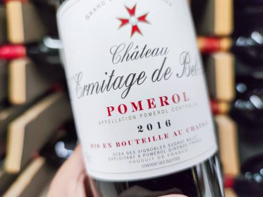 Builboreau, Fransa - 14 Ekim 2020: Man 'in Kapanışı Pomerol Sınıflandırılmış büyüme şişesi alıyor, süpermarkette harika bir Fransız Bordeaux şarabı