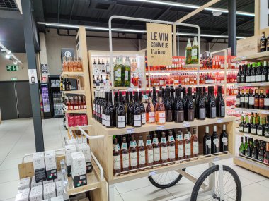 Ameliyatlar, Fransa - 17 Ekim 2020: Birçok şişe ve markayla dolu süpermarket rafları