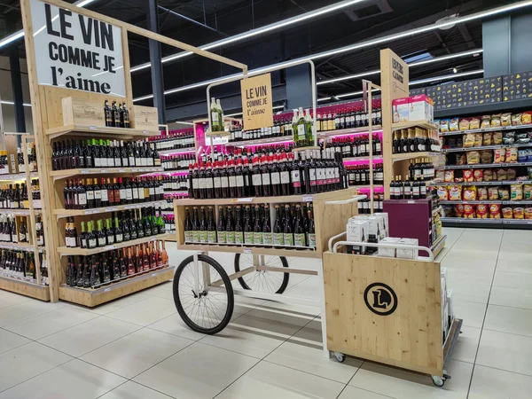法国苏格雷斯 2020年10月17日 超市货架上装满了许多瓶和品牌的法国葡萄酒 — 图库照片