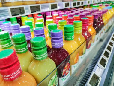 Ameliyatlar, Fransa - 17 Ekim 2020: Tropicana portakal suyu şişeleri bir Fransız süpermarketinde raflarda. ABD 'de ana portakal suyu markası Tropicana' dır.