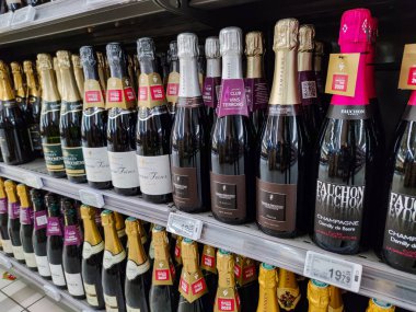 Builboreau, Fransa - 14 Ekim 2020: Geleneksel Fransız şampanyası üreten büyük Fransız evlerinden şampanya şişelerine yakın çekim