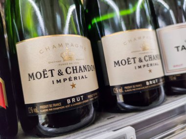 Builboreau, Fransa - 14 Ekim 2020: Fransa 'da bir süpermarketin rafındaki Piper-Heidsieck marka şampanya şişelerine yakın çekim