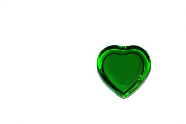 cam beyaz zemin üzerine yapılmış bir yeşil kalp