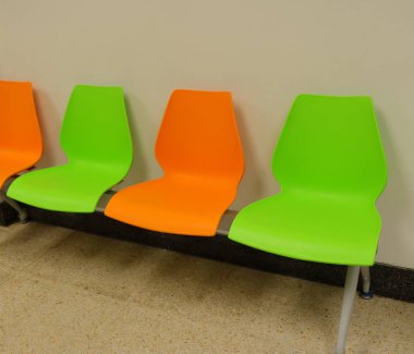 Bina bir dükkan önünde renkli sandalyeler portre resmi