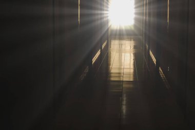 bir binanın karanlık koridor sonundaki ışık 