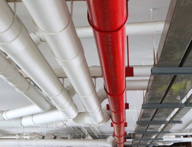 su boru ve kablo kanalları bir bina tavan altında çalıştırmak