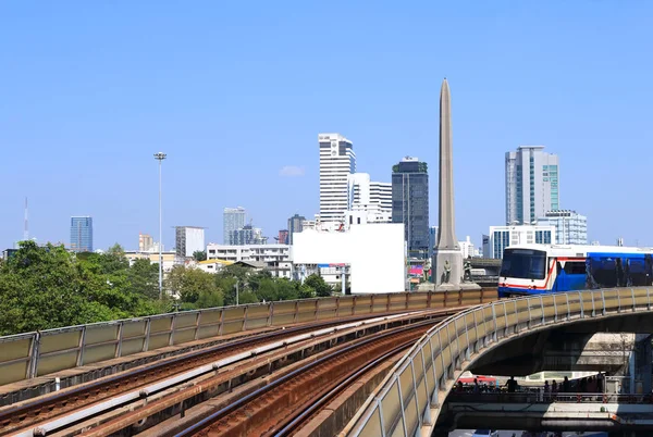 Cityscape Zafer Anıtı, Bangkok, iyi bilinen yerlerinden çevresinde görünümünden gökyüzü Tren İstasyonu