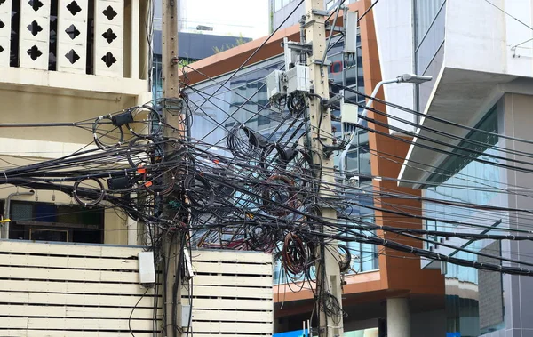 Nahaufnahme Chaotischer Strom Und Kommunikationsleitungen Strommasten — Stockfoto