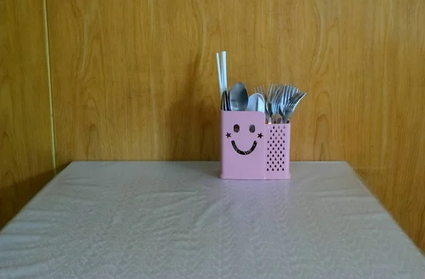 Primer Plano Caja Cubiertos Lindo Con Cara Sonriente Mesa Comedor — Foto de Stock