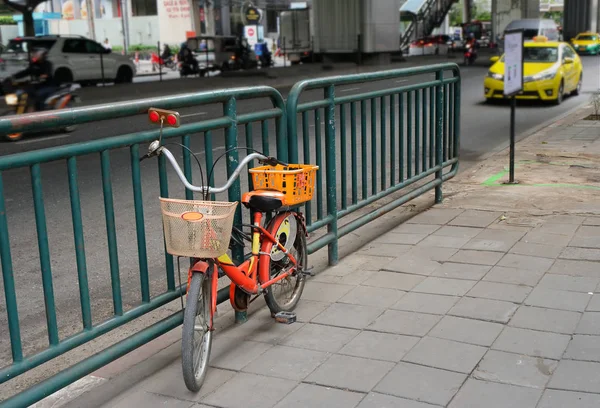 Kleines Fahrrad in der Großstadt — Stockfoto