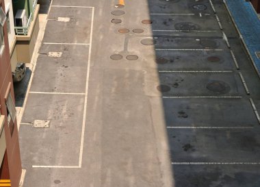 Güneş ışığı altında boş otoparklar