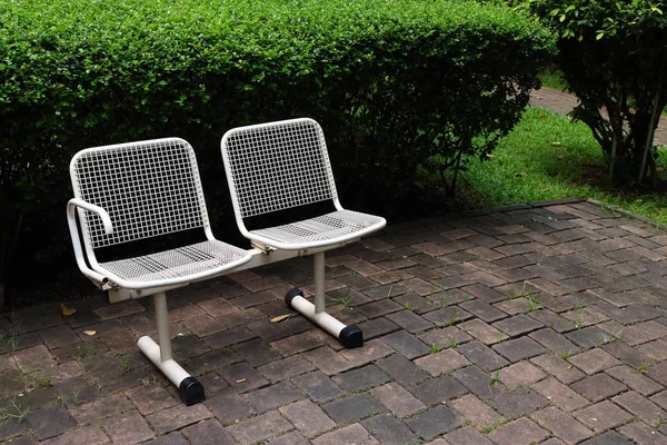 Пустые стулья в тихом саду — стоковое фото