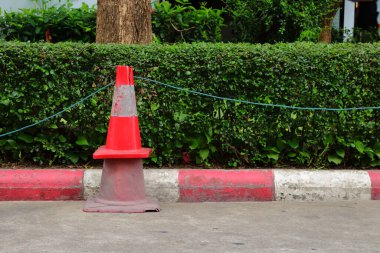 Yakın çekim iki trafik konisi yığını, daha küçük olan açık renkli olan soluk renkle büyük olanın üzerinde, birlikte güçlü bir konseptiz.   