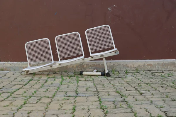 Rangée Chaises Métal Blanc Endommagé Avec Jambe Cassée Chaises Inclinées — Photo