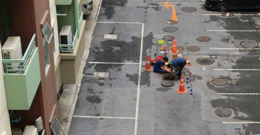Bangkok, Tayland - 16 Haziran 2020: 2 işçi rögarda çalışıyor bakım için yeraltı kanalizasyonunu teftiş etmek için   