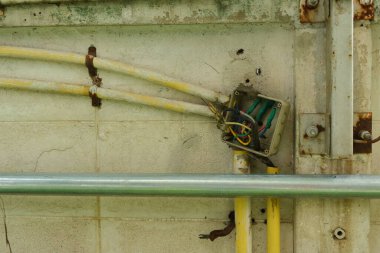 Kapalı devre elektrik bağlantı kutusu, kutunun içindeki elektrik bandıyla bağlanmış kabloları gösteriyor 