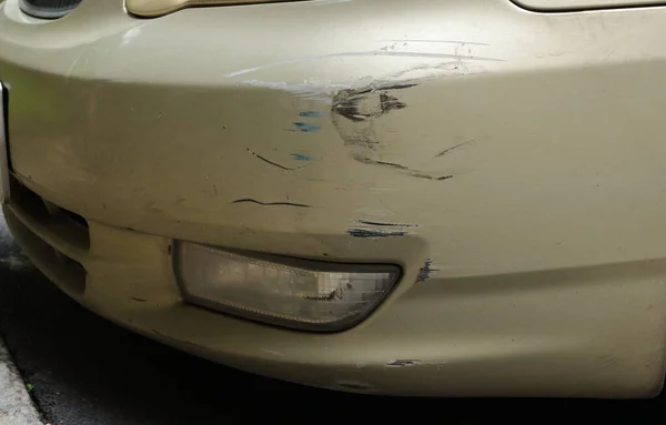 Μπροστινό Μέρος Του Αυτοκινήτου Sedan Καταστράφηκε Από Ξύσιμο Κατά Διάρκεια — Φωτογραφία Αρχείου
