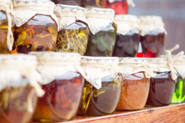 Bir satır tatlı bal kavanozlar