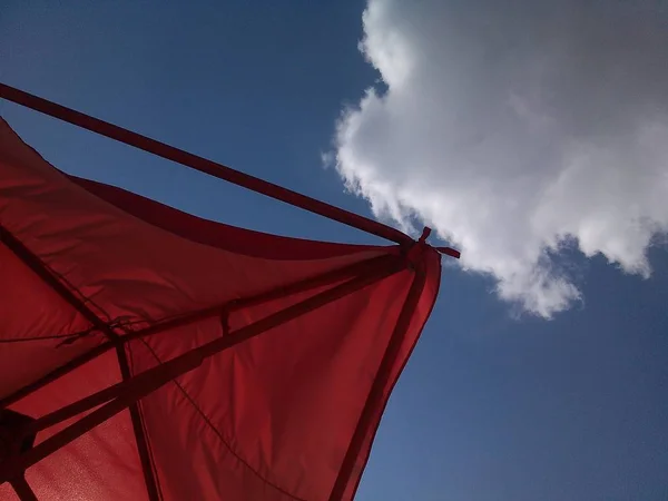 Bir mavi gökyüzü gökyüzü üzerinde kırmızı yelken