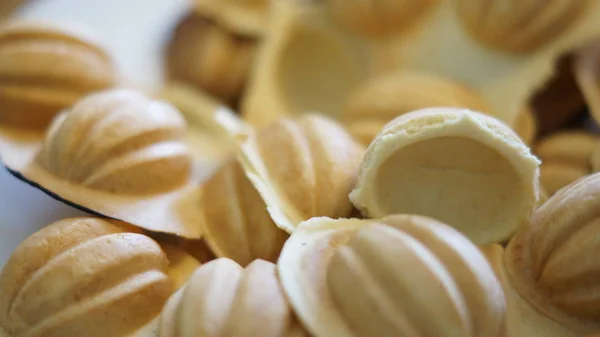 Masanın üzerine ev yapımı kurabiye