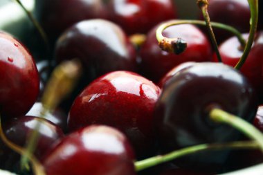 Tatlı yakut kiraz makro bir tabak