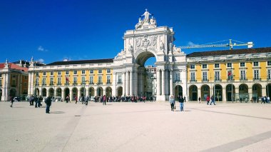 Commerce Square karşı mavi gökyüzü, Lizbon, halklar ile 2018 13 Mart