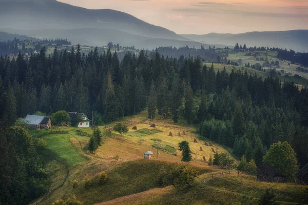 Karpat Dağları küçük bir evde