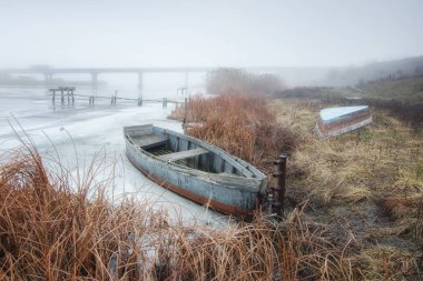 nehir kenarında tekne