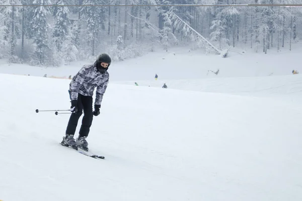 Украина 2019 Лыжный Спорт Заснеженных Горах Карпаты Украина — стоковое фото