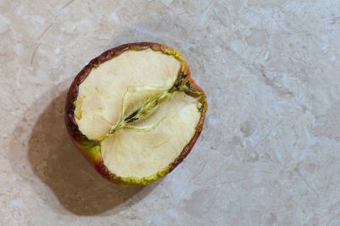 Masanın üzerinde yarım bir elma