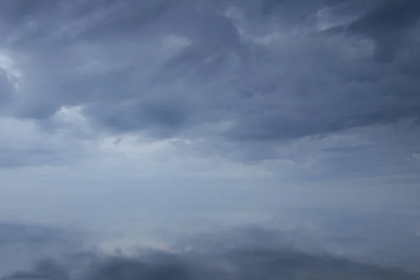 Мрачные Облака Покрыли Небо Над Океаном Поверхность Океана Спокойна Отражает — стоковое фото