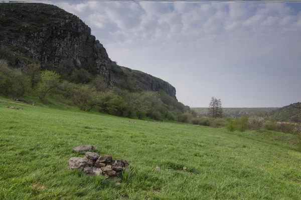 Bahar tatili bir şenlik ateşi için bir yer ile doğada