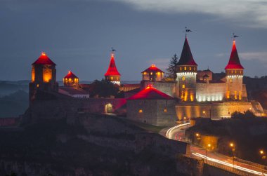 Kamyanets-Podilsky, Ukrayna eski kale manzarasına. Kale kuleleri parlak ışıklarla aydınlatılmış.