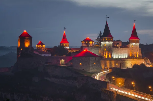 Kamyanets-Podilsky, Ukrayna eski kale manzarasına. Kale kuleleri parlak ışıklarla aydınlatılmış.