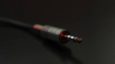 Kulaklık fişi ile kırmızı lazer şerit.