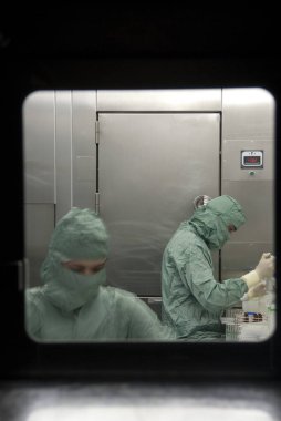 Laboratuvarda koruyucu giysiler ile işleme