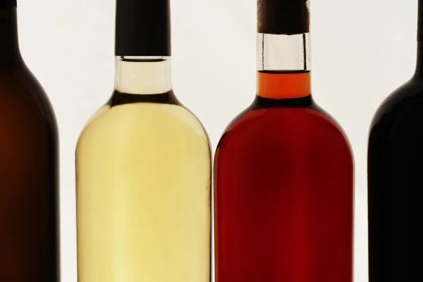 Čtyři Láhve Vína Bílé Pozadí Červené Víno Bílé Víno Růžové — Stock fotografie