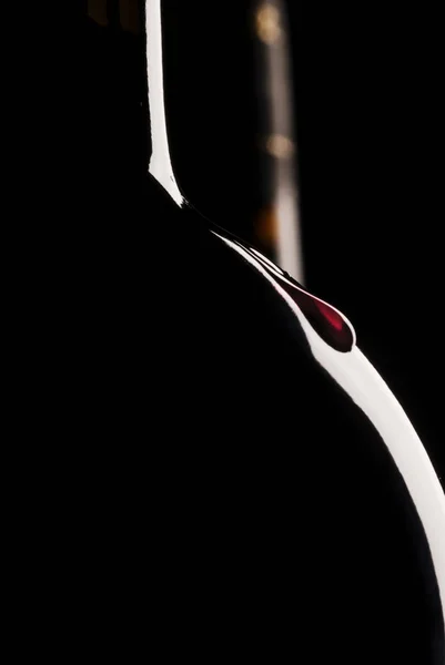 酒瓶剪影 黑色背景 两瓶葡萄酒 工作室摄影的瓶子剪影 — 图库照片