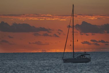 gün batımında yelkenli tekne